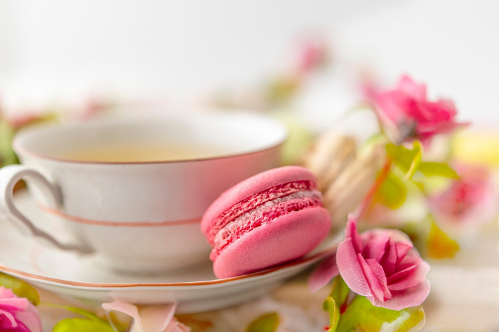 macarons with tea